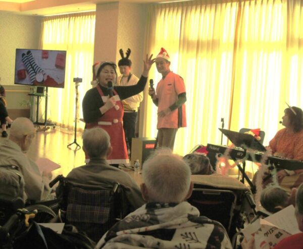 IMG 0017 2 600x494 - 津の街＆津ケアホーム合同クリスマス会🎄🎅⛄✨