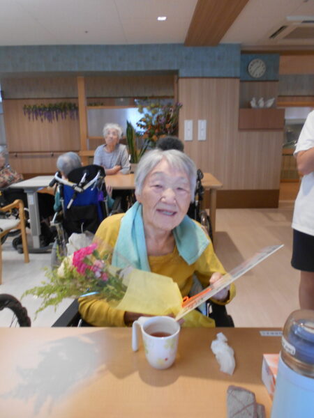 DSCN4070 1 450x600 - 多床室敬老会💐/　ユニット運動会👟