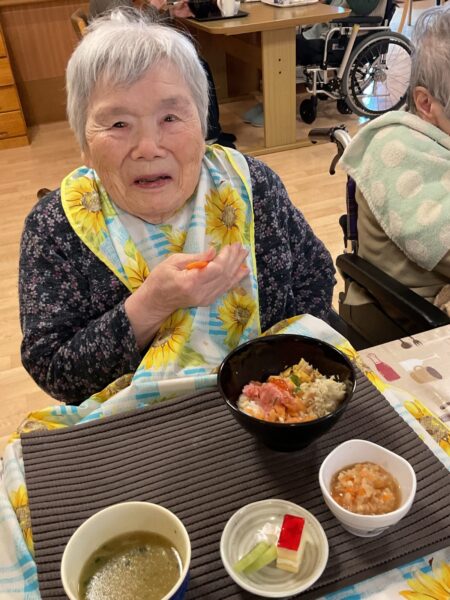 IMG 0411 450x600 - ２月の行事食『　海鮮丼　』
