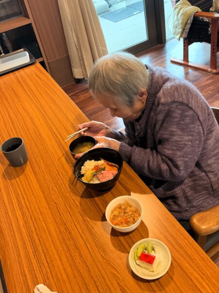 IMG 0776 450x600 - ２月の行事食『　海鮮丼　』