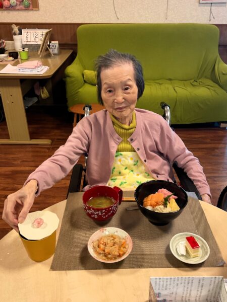 IMG 0780 450x600 - ２月の行事食『　海鮮丼　』