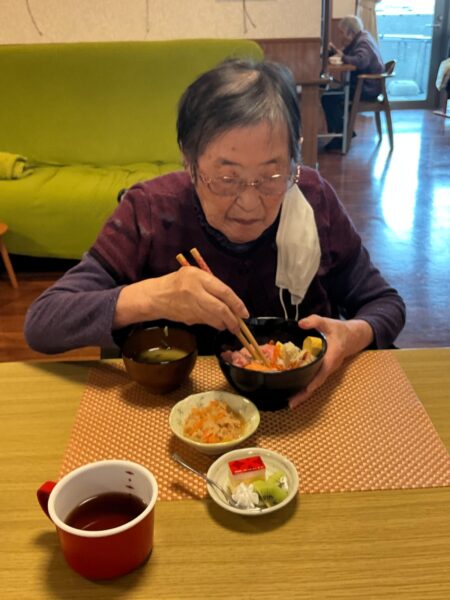 IMG 0782 450x600 - ２月の行事食『　海鮮丼　』