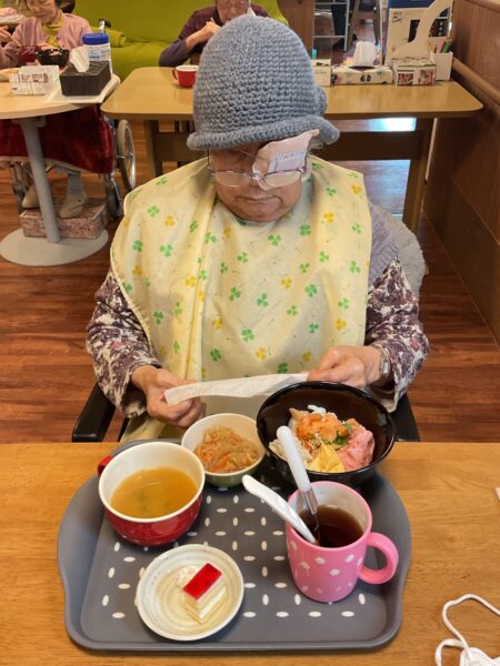 IMG 0783 450x600 - ２月の行事食『　海鮮丼　』