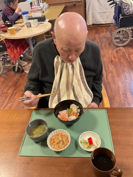 IMG 0784 450x600 - ２月の行事食『　海鮮丼　』
