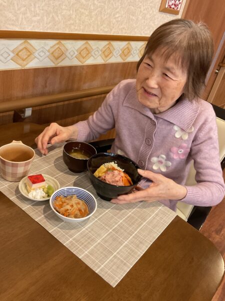 IMG 0974 450x600 - ２月の行事食『　海鮮丼　』