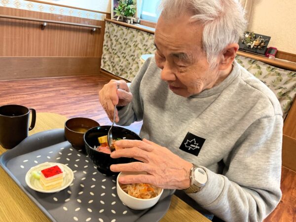 IMG 0982 600x450 - ２月の行事食『　海鮮丼　』