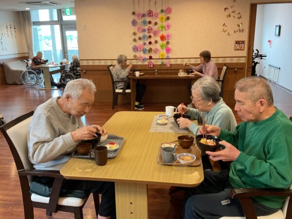 IMG 0983 600x450 - ２月の行事食『　海鮮丼　』