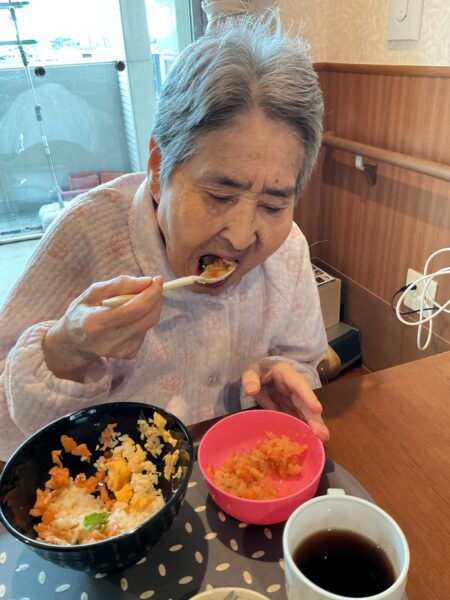 IMG 0988 450x600 - ２月の行事食『　海鮮丼　』