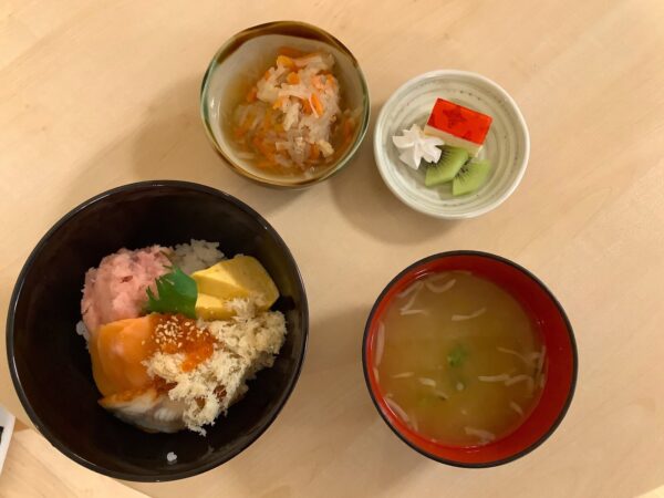 IMG 4172 600x450 - ２月の行事食『　海鮮丼　』