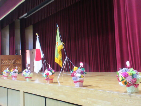 IMG 5895 600x450 - 【季節行事】小学校の卒業式に布花を贈りました。