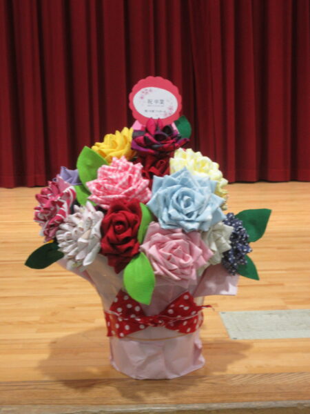 IMG 5916 450x600 - 【季節行事】小学校の卒業式に布花を贈りました。