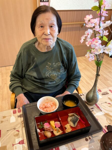 IMG 0390 450x600 - ４月行事食『春の松花堂弁当』🍱✨