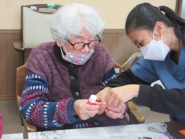 IMG 6079 600x450 - 【レクリエーション】さくらの壁画🌸