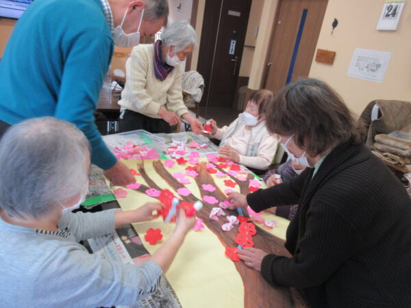 IMG 6097 600x450 - 【レクリエーション】さくらの壁画🌸