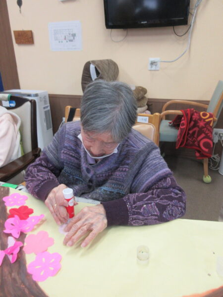 IMG 6100 450x600 - 【レクリエーション】さくらの壁画🌸