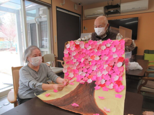 IMG 6112 600x450 - 【レクリエーション】さくらの壁画🌸