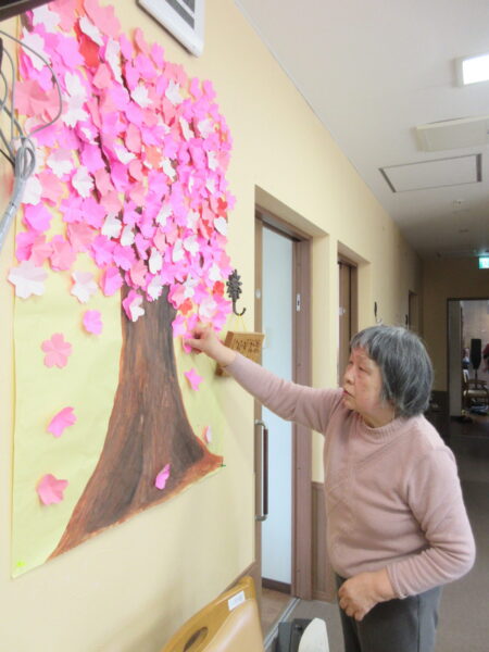 IMG 6115 450x600 - 【レクリエーション】さくらの壁画🌸