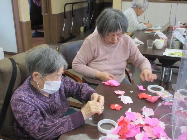 IMG 6116 600x450 - 【レクリエーション】さくらの壁画🌸