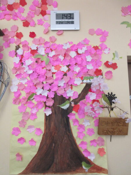 IMG 6204 450x600 - 【レクリエーション】さくらの壁画🌸