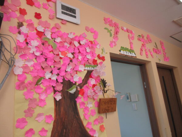 IMG 6205 600x450 - 【レクリエーション】さくらの壁画🌸