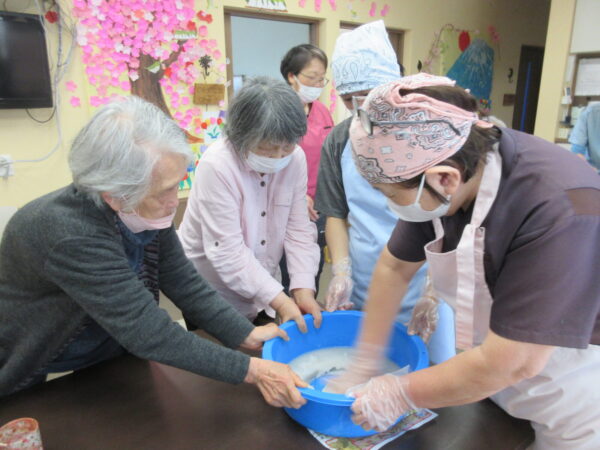 IMG 6724 600x450 - 【季節行事】こんにゃく作り🧊