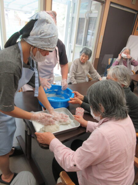 IMG 6736 450x600 - 【季節行事】こんにゃく作り🧊